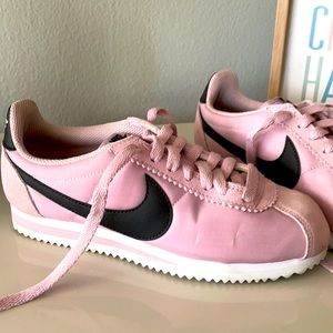 Nike Classic Cortez- pink and black
